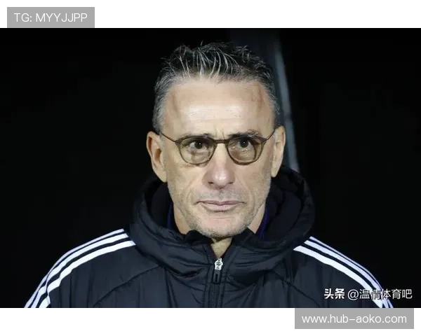 足球巨星温情时刻怀抱爱犬展现运动员柔情一面